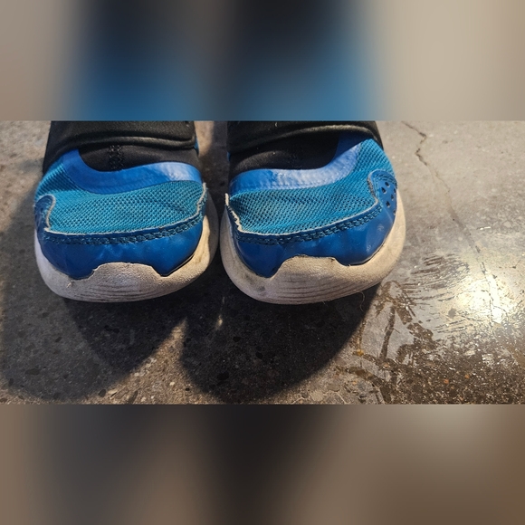 Under armour boys size 2 runplay sneaker - Picture 2 of 4